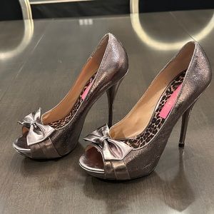 Betsy Johnson Size 6.5 heels with bow-metallic